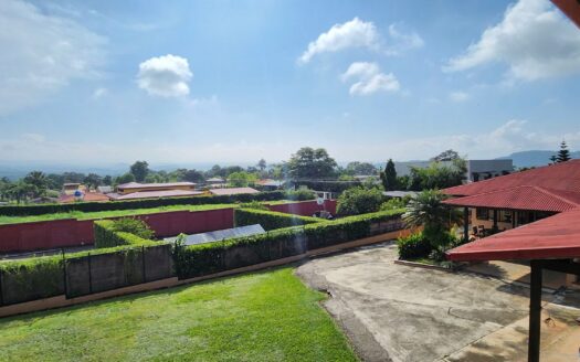 House with 1500 m2 of land, lots of green area and beautiful views. – 400052042159