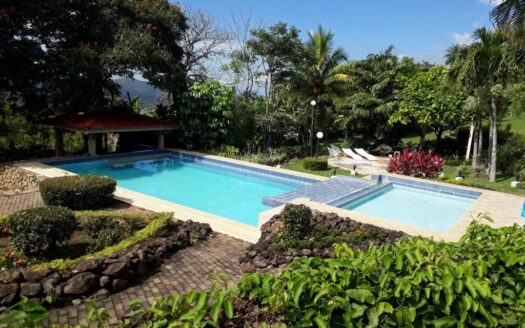 Large property with 3 homes, pool and common area – 40005152748