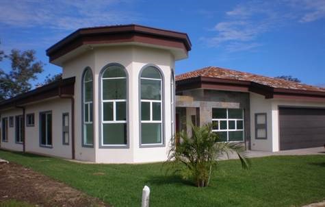 Large home with unique finishes in Hacienda Los Reyes – 00139152364